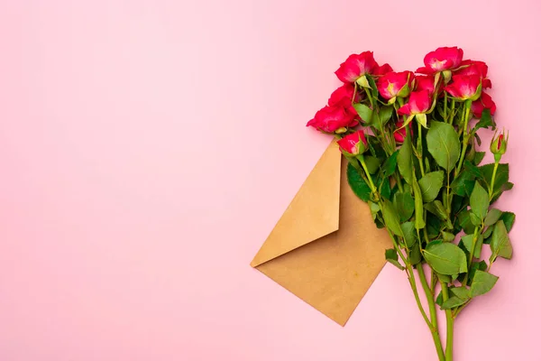 Букет з троянд і конвертів вид зверху — стокове фото