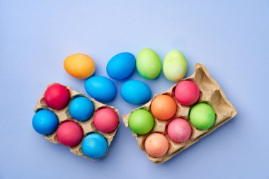 Mavi arka planda renkli Paskalya yumurtaları