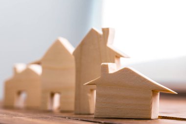 Ahşap ev minyatürü, ahşap yüzey. Yaklaş.