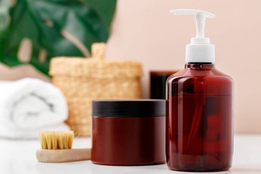 Kahverengi tenli konteynırlar banyoya yakın.