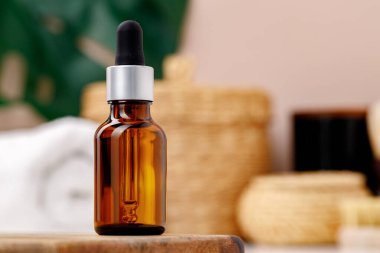 Kozmetik, koyu kehribar, pipetli cam şişe.