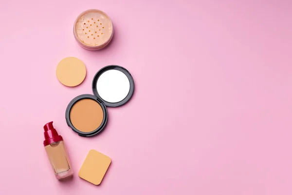 ピンクの背景に顔の色白のための化粧品 — ストック写真