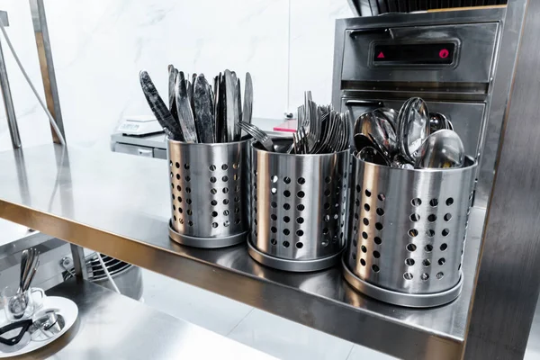 Keukenapparatuur in professionele keuken in een restaurant — Stockfoto