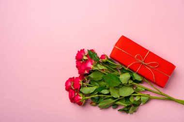 Bir buket gül ve hediye kutusu manzarası