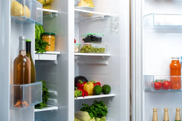 Nevera abierta llena de frutas, verduras y bebidas — Foto de Stock