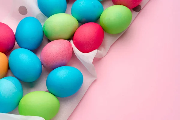 Ovos de Páscoa pintados no fundo rosa vista superior — Fotografia de Stock