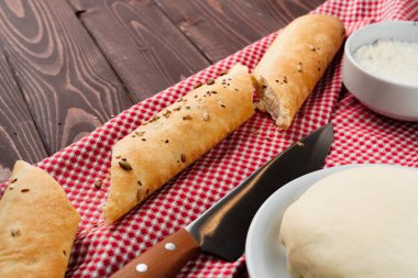 Kahverengi tahta üzerinde baget ekmeği yakın.