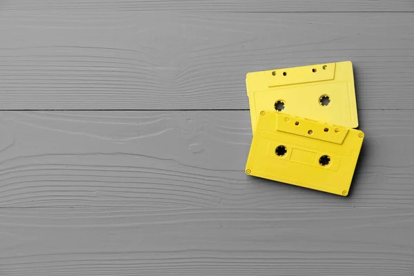 Gri arkaplan görünümlü sarı ses kasetleri — Stok fotoğraf