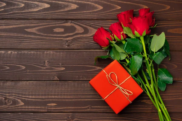 Ramo de rosas y caja de regalo vista superior — Foto de Stock