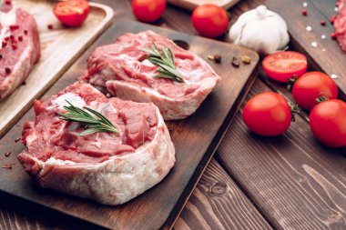 Kahverengi tahta üzerinde çiğ et sapı dilimleri