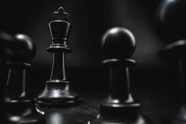 チェスゲーム黒を背景にチェスの駒と — ストック写真