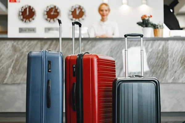 ホテルロビーに立つ旅行のための荷物スーツケース — ストック写真