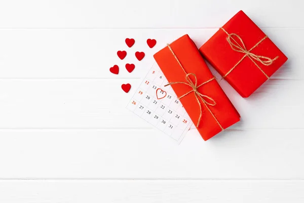Beyaz ahşap arka planda Sevgililer Günü hediye kutusu — Stok fotoğraf