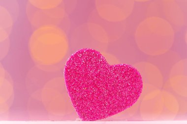 Pembe arka planda pembe pırıltılı kalp dekorasyonu