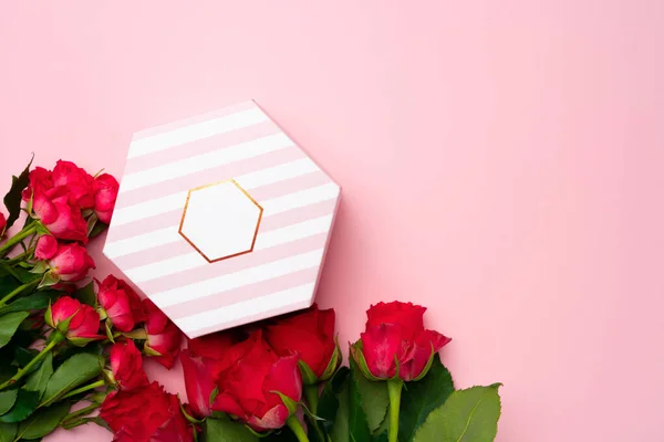 Букет з троянд і подарункової коробки вид зверху — стокове фото