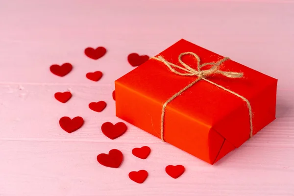 Завернутый подарок на день Святого Валентина на деревянном столе — стоковое фото