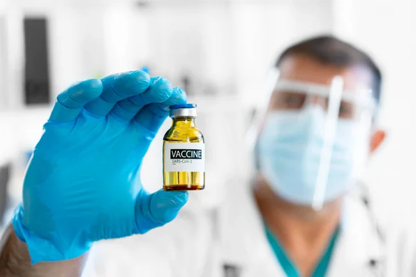 Överordnad man läkare eller vetenskapsman som håller vaccinet injektionsflaska — Stockfoto