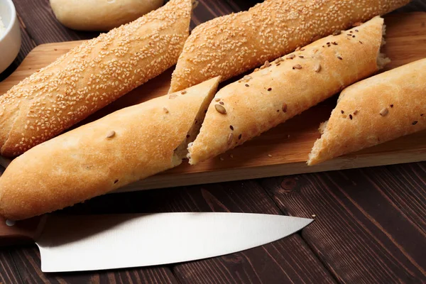 Baguette chleb na brązowej drewnianej desce zbliżenie — Zdjęcie stockowe