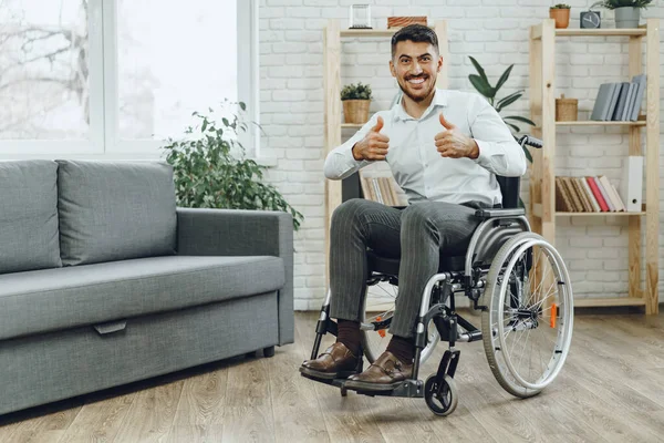 Feliz joven sonriente en silla de ruedas en casa — Foto de Stock