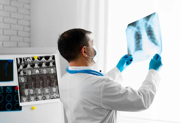 Doktor akciğerlerini muayene ediyor. Hastanedeki ofisinde röntgen taraması. — Stok fotoğraf
