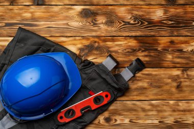 İnşaat işçisinin üst düzey üniforması.