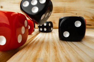 Ahşap arkaplanda kırmızı ve siyah zar küpleri