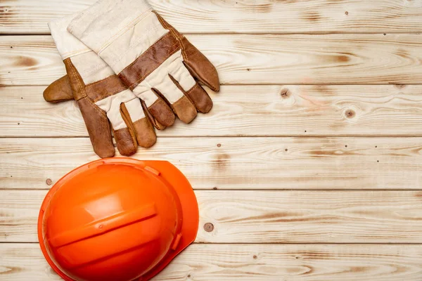 Harthut und Handschuhe des Bauarbeiters von oben — Stockfoto