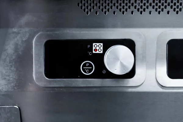 상업용 주방 기구의 온도 조절 장치가 가까이 있다 — 스톡 사진