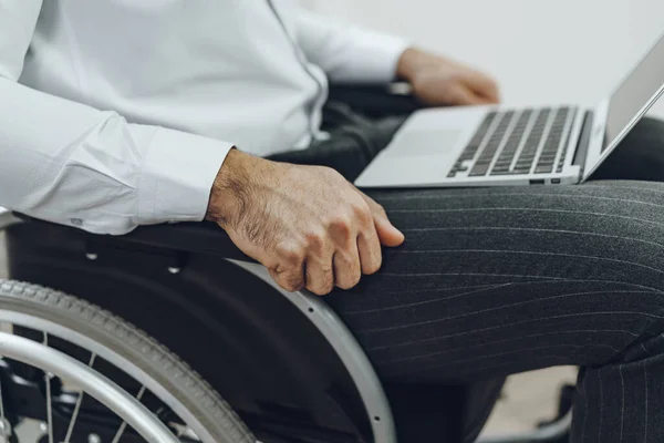 ラップトップを使用して車椅子の障害者 — ストック写真