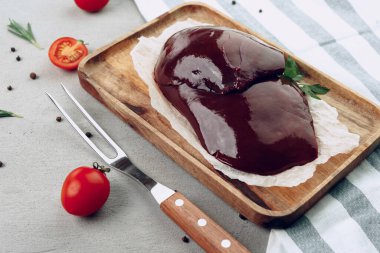 Tahta üzerinde çiğ sığır ciğeri.