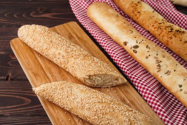 Kahverengi tahta üzerinde baget ekmeği yakın.