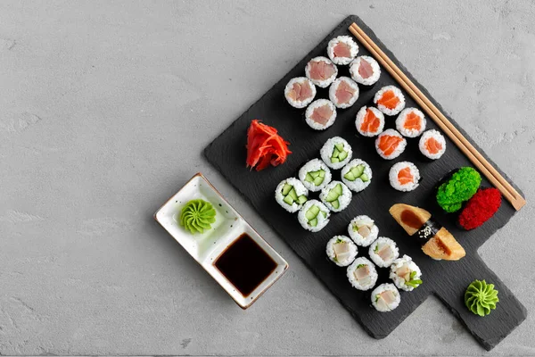 Maki sushi set podávaný na černém kamenném podnosu — Stock fotografie