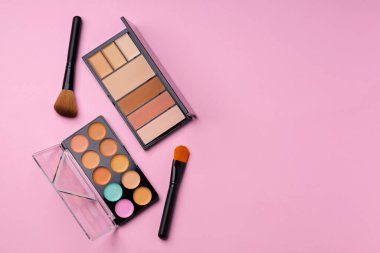 Pembe arka planda fırçayla palet yap