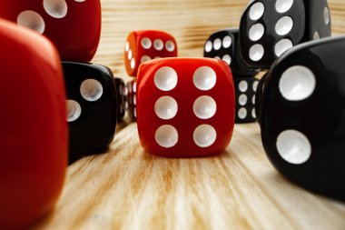 Ahşap arkaplanda kırmızı ve siyah zar küpleri