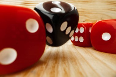 Ahşap arkaplanda kırmızı ve siyah zar küpleri