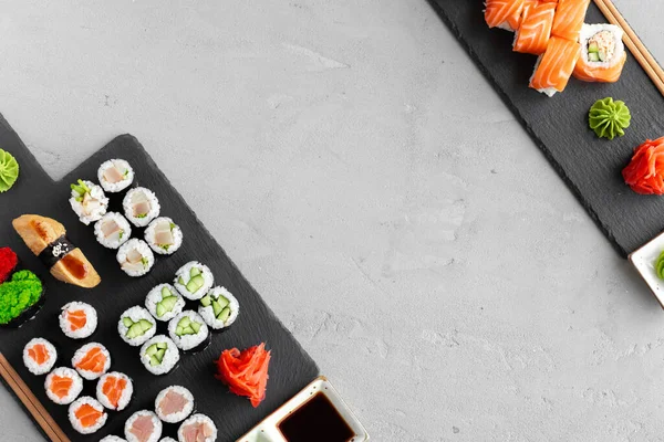 Set di sushi Maki servito su vassoio di pietra nera — Foto Stock