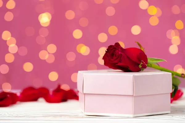 Valentin napi ajándék és rózsa fa asztalra — Stock Fotó