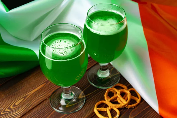 Bicchiere di birra verde contro bandiera irlandese — Foto Stock