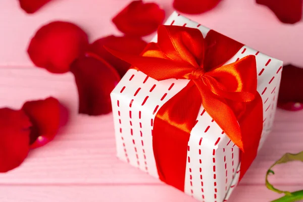 Valentýn dárek a růže na dřevěném stole — Stock fotografie