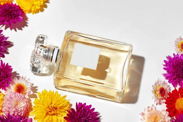 Garrafa de fragrância cercada por botões de flores — Fotografia de Stock