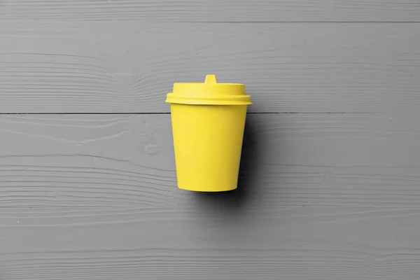 Disposable coffee cup in yellow gray colors — Stock Photo, Image