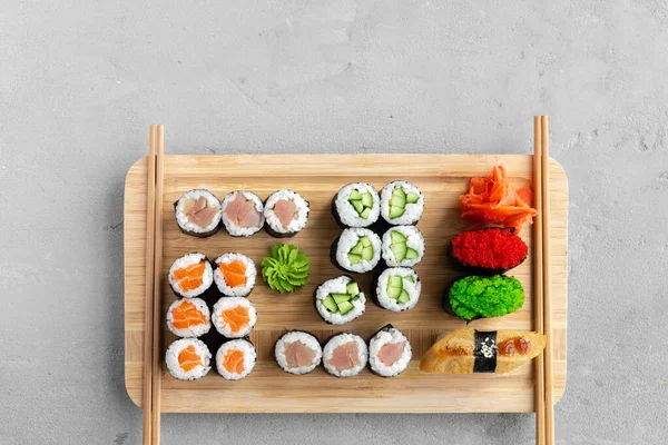 Maki sushi set servírovaný na dřevěném podnosu — Stock fotografie
