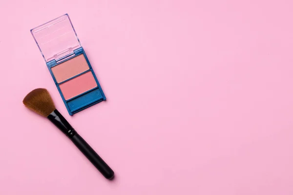 Make-up-Palette mit Pinsel auf rosa Hintergrund — Stockfoto