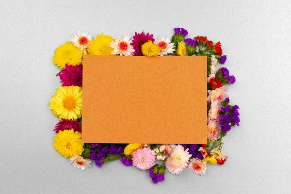 Papel em branco com espaço de cópia e botões de flores — Fotografia de Stock