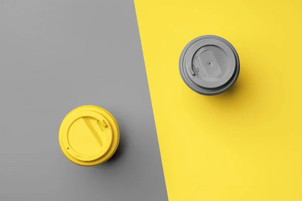 Disposable coffee cup in yellow gray colors — Stock Photo, Image