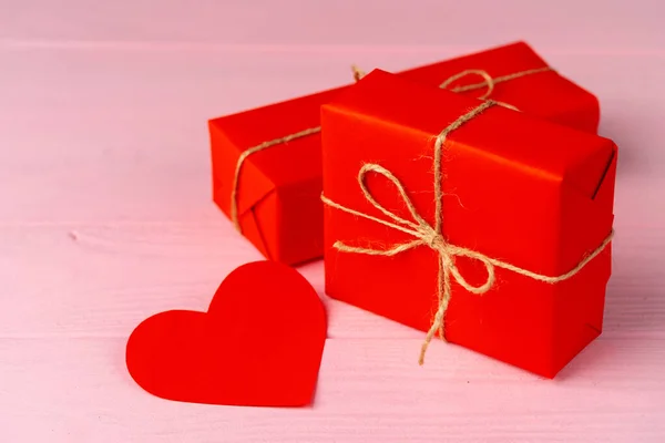 Regalo envuelto para el día de San Valentín en mesa de madera — Foto de Stock