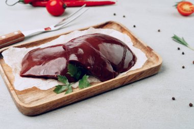 Tahta üzerinde çiğ sığır ciğeri.