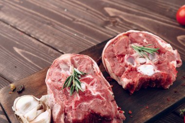 Kahverengi tahta üzerinde çiğ et sapı dilimleri