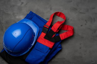 İnşaat işçisinin üst düzey üniforması.