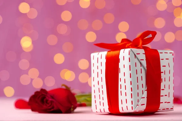 Valentin napi ajándék és rózsa fa asztalra — Stock Fotó